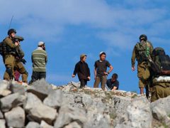 مستوطنون متنكرون بزي قوات الاحتلال يعتقلون مواطناً ويعتدون على أهالي مسافر يطا