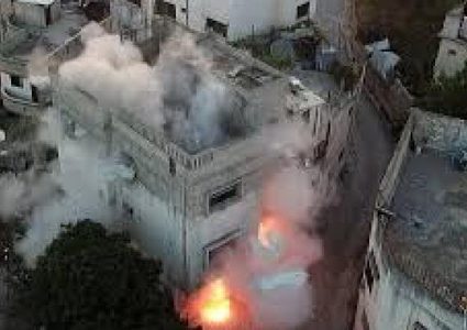 الاحتلال يفجر منزل عائلة الشهيد وليد صبارنة في بيت أمر شمال الخليل