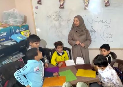 معلمة غزية تؤسس مركزًا تعليميًا مجانيًا للأطفال النازحين في العريش المصرية