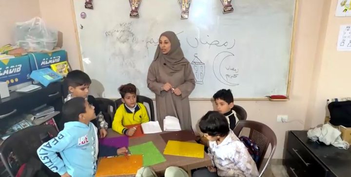 معلمة غزية تؤسس مركزًا تعليميًا مجانيًا للأطفال النازحين في العريش المصرية