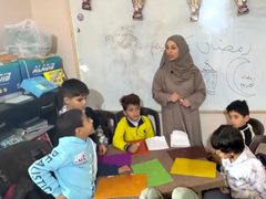 معلمة غزية تؤسس مركزًا تعليميًا مجانيًا للأطفال النازحين في العريش المصرية