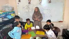 معلمة غزية تؤسس مركزًا تعليميًا مجانيًا للأطفال النازحين في العريش المصرية