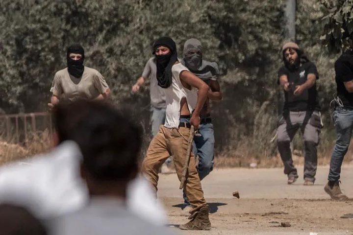 مستعمرون يهاجمون منازل المواطنين في المزرعة الشرقية