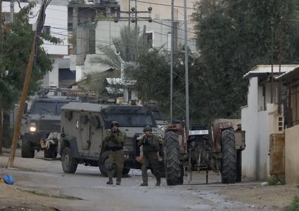 مستعمرون يهاجمون اللبن الشرقية