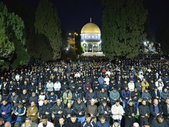 ١٠٠ الف مصلّ يؤدون صلاة التروايح في المسجد الأقصى