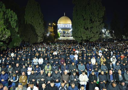 ١٠٠ الف مصلّ يؤدون صلاة التروايح في المسجد الأقصى