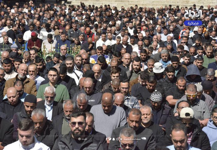 80 ألف مصل يؤدون صلاة الجمعة الأولى من رمضان في المسجد الأقصى