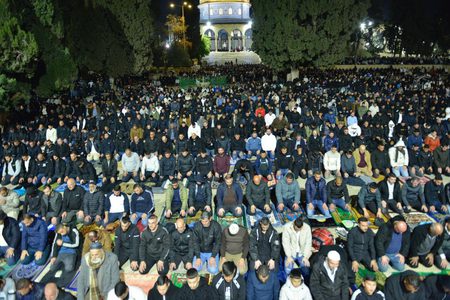 الجمعة الأولى من رمضان..100 ألف مصلٍ يؤدون صلاتي العشاء والتراويح في الأقصى