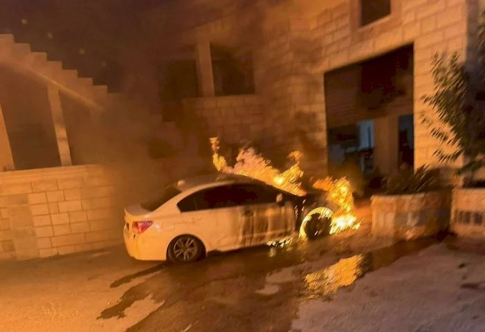 مستوطنون يحرقون ممتلكات لمواطنين بين رمون ودير دبوان شرق رام الله