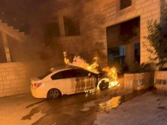 مستوطنون يحرقون ممتلكات لمواطنين بين رمون ودير دبوان شرق رام الله