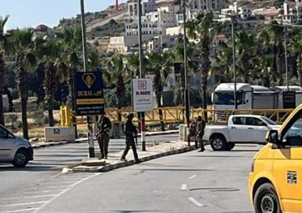الاحتلال يغلق مدخل ترمسعيا شمال رام الله