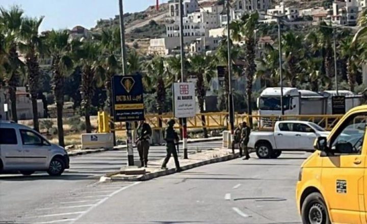 الاحتلال يغلق مدخل ترمسعيا شمال رام الله