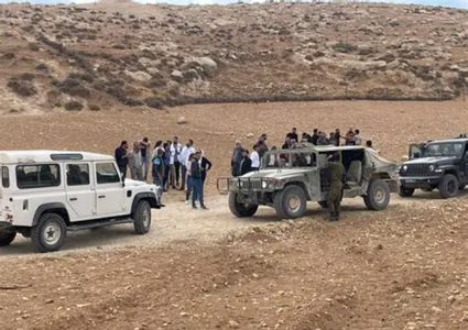 إصابة مُسن ونجله باعتداء مستوطنين جنوب الخليل