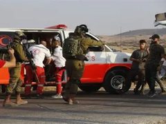 الاحتلال يحتجز طاقما تابعا للهلال الأحمر في مسافر يطا