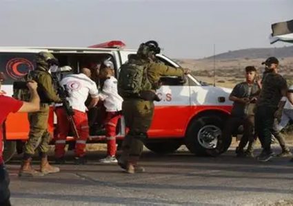 الاحتلال يحتجز طاقما تابعا للهلال الأحمر في مسافر يطا
