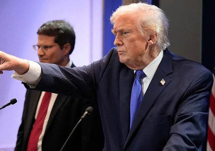 ترامب يعلن رفع الرسوم الجمركية العالمية