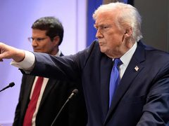 ترامب يعلن رفع الرسوم الجمركية العالمية