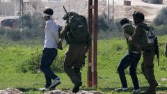 الاحتلال يعتقل 10 مواطنين من تجمع "الحثرورة" البدوي جنوب أريحا