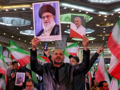 طلاب إيرانيون يهتفون بشعارات مناهضة للقيادة خلال مسيرات في طهران