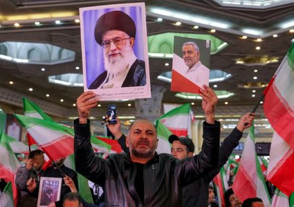 طلاب إيرانيون يهتفون بشعارات مناهضة للقيادة خلال مسيرات في طهران