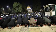 60 ألف مصلٍ يؤدون صلاتي العشاء والتراويح في المسجد الأقصى