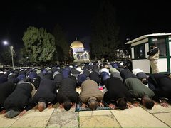 60 ألف مصلٍ يؤدون صلاتي العشاء والتراويح في المسجد الأقصى