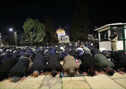 60 ألف مصلٍ يؤدون صلاتي العشاء والتراويح في المسجد الأقصى