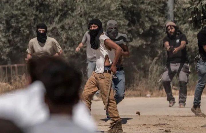 إصابتان برصاص مستوطنين في المغير وإحراق غرفة زراعية في أبو فلاح شمال رام الله