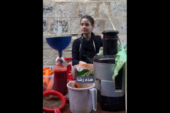 بيدين صغيرتين… رشا من نابلس توازن بين بيع العصير في رمضان وطموحها بأن تصبح طبيبة
