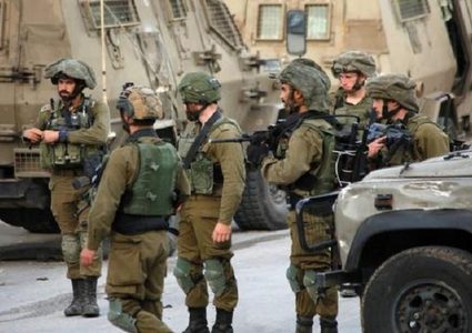 الاحتلال يعتقل مواطنا ويحتجز آخر ويفتش منازل في بلدة يعبد جنوب جنين