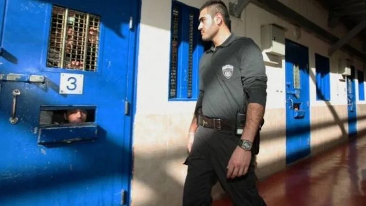 إدارة سجن "عوفر" تحرم المعتقلين من معرفة مواعيد أذاني الفجر والمغرب