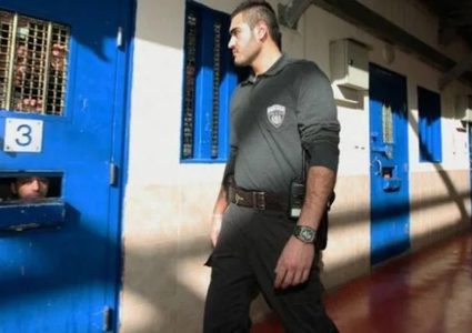 إدارة سجن "عوفر" تحرم المعتقلين من معرفة مواعيد أذاني الفجر والمغرب