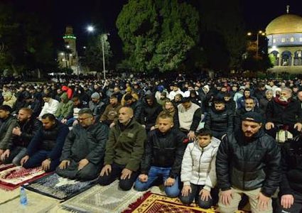 50 ألف مصلٍ يؤدون صلاتي العشاء والتراويح في المسجد الأقصى