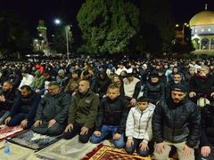 50 ألف مصلٍ يؤدون صلاتي العشاء والتراويح في المسجد الأقصى