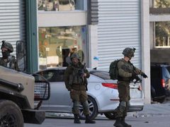 الاحتلال يجبر أصحاب المحلات التجارية في حوارة على إغلاقها