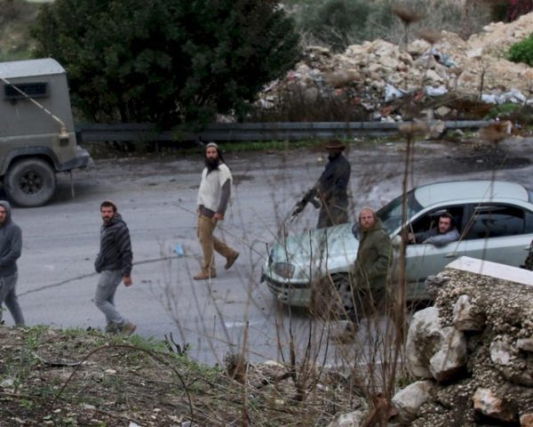 مواطنون يتصدون لهجوم مستعمرين في مخماس شمال القدس