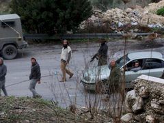 مواطنون يتصدون لهجوم مستعمرين في مخماس شمال القدس