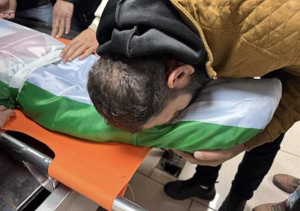 أهالي نابلس يشيعون جثمان الشهيد محمد حنني إلى مثواه الأخير