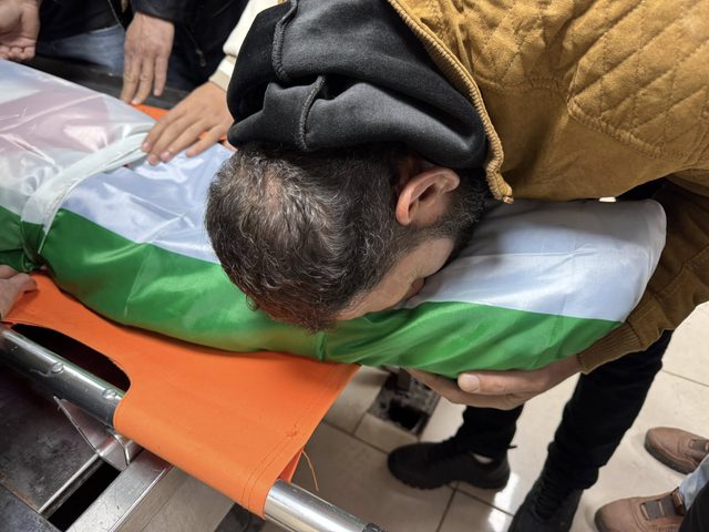 أهالي نابلس يشيعون جثمان الشهيد محمد حنني إلى مثواه الأخير