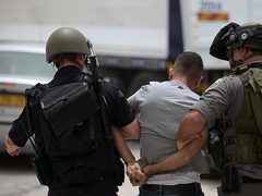 قوات الاحتلال تعتقل ثلاثة مواطنين من تقوع جنوب شرق بيت لحم