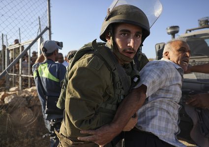 إصابة شابين في اعتداء للمستوطنين قرب الخان الأحمر جنوب أريحا