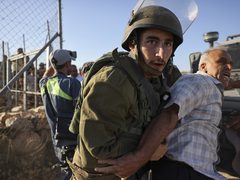 إصابة شابين في اعتداء للمستوطنين قرب الخان الأحمر جنوب أريحا