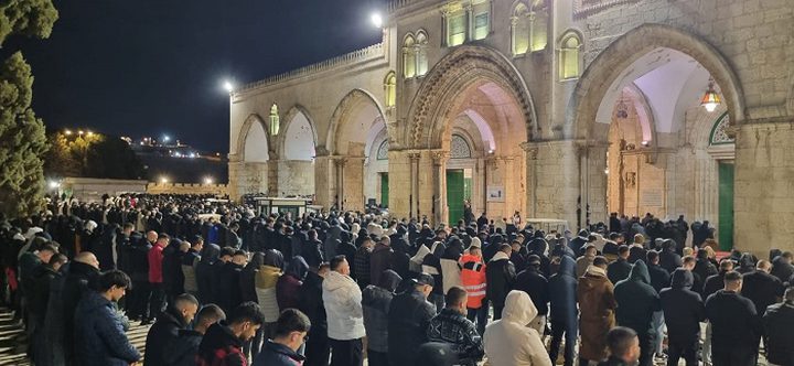 50 ألفا يؤدون صلاتي العشاء والتراويح في المسجد الأقصى