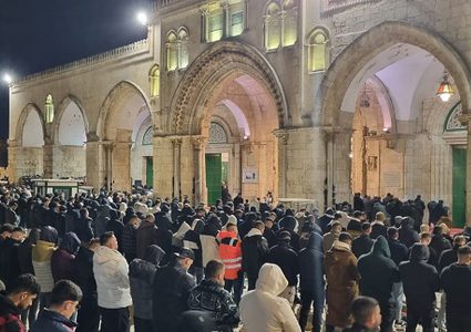 50 ألفا يؤدون صلاتي العشاء والتراويح في المسجد الأقصى