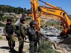 الاحتلال يخطر بهدم منشآت سكنية وزراعية شرق بلدة أبو ديس