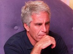 الكشف عن إخفاء إبستين بيانات وأقراص صلبة في 6 وحدات تخزين بأنحاء أمريكا