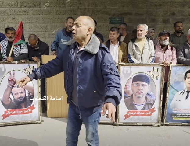 أهالي الأسرى يحتجون أمام الصليب الأحمر بغزة ضد العقوبات على الأسرى