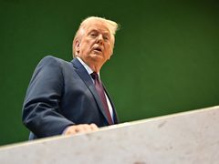 نيويورك تايمز: ترامب بحث خيارات عسكرية ضد إيران بينها ضربة واسعة لإسقاط القيادة