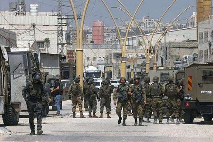قوات الاحتلال تعتقل مواطنًا من مخيم الفوار وتقتحم دير سامت جنوب الخليل