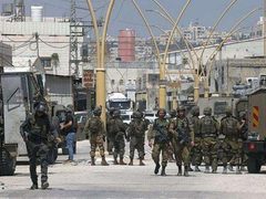 قوات الاحتلال تعتقل مواطنًا من مخيم الفوار وتقتحم دير سامت جنوب الخليل